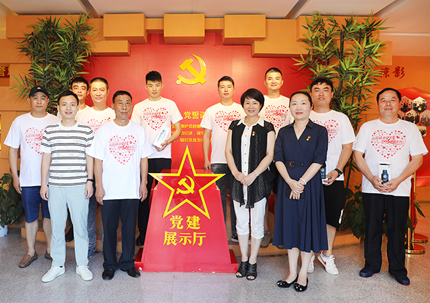 情暖退伍老兵 重拾红色记忆丨开云手机站登录入口党委开展“八一”走访慰问活动