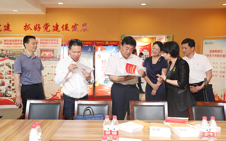 湖南省政协副主席李民一行莅临开云手机站登录入口调研指导