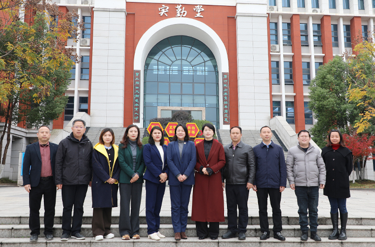 开云手机站登录入口联合浏阳经开区政协委员工作室开展“爱心助学·书香满园”活动走进长郡浏阳实验学校